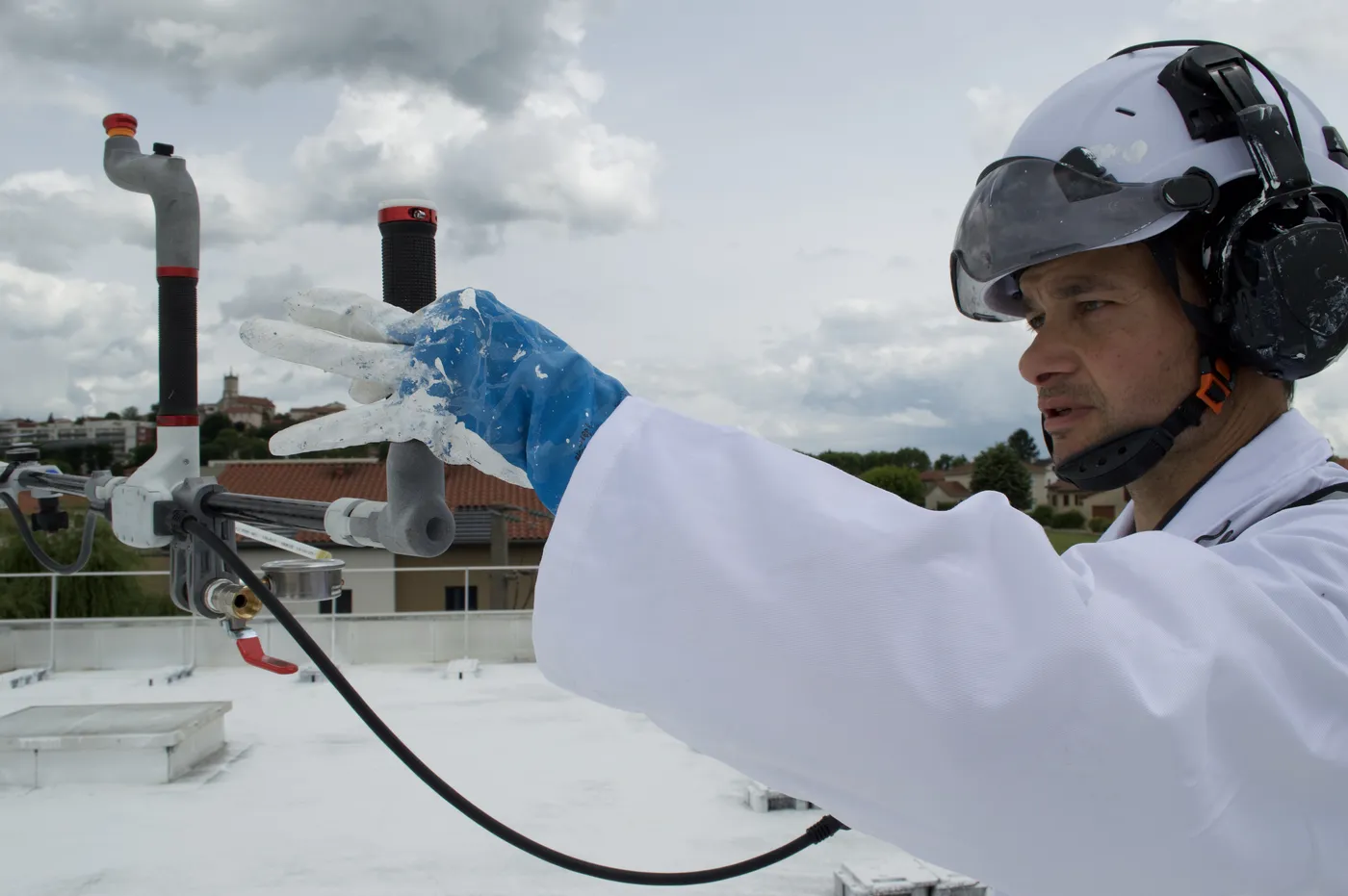 Opérateur guidant la rampe EasyBreeze du bout des doigts
