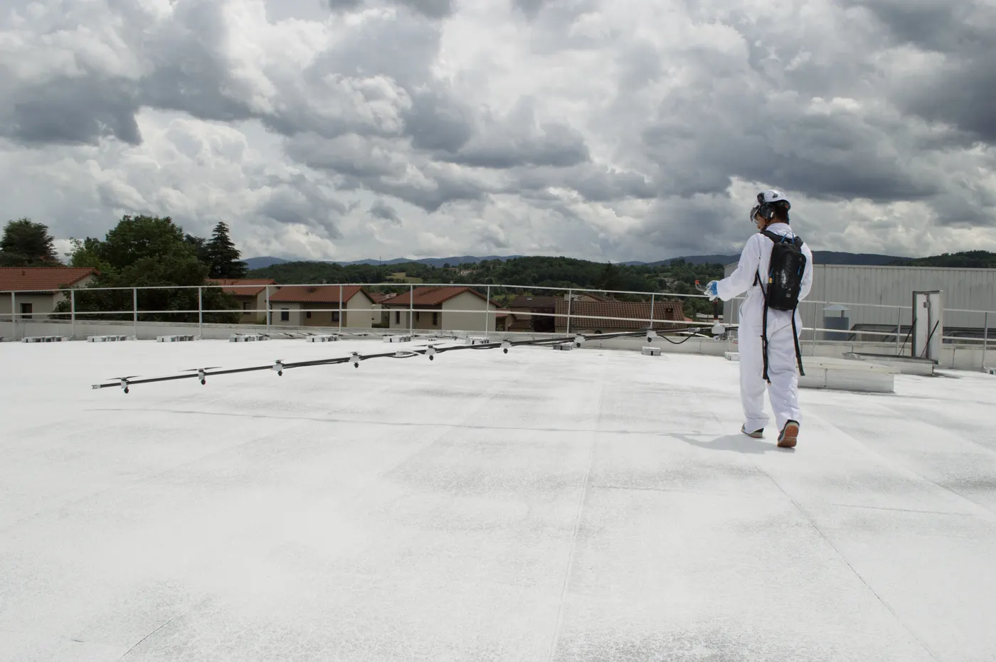 Grande toiture-terrasse blanche, la rampe déployée au premier plan